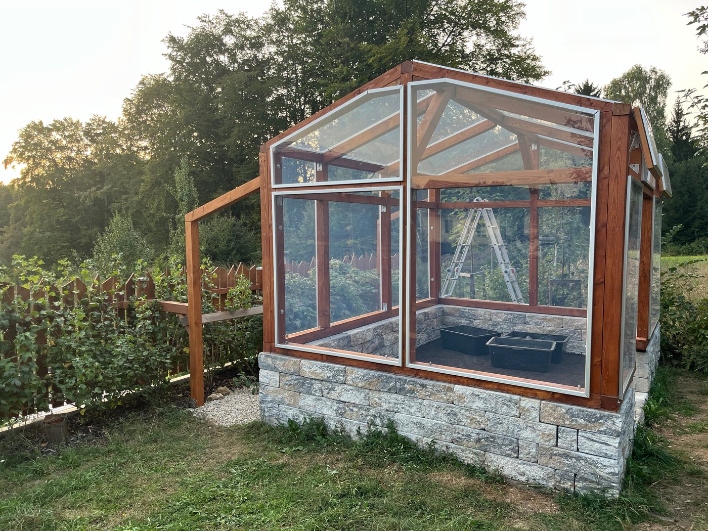 Lucama-Gewächshaus im Garten einer Kundin oder eines Kunden