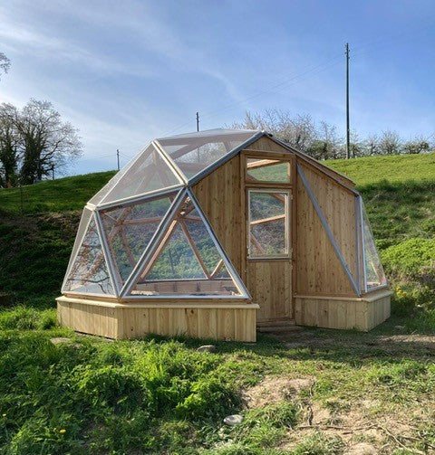 Lucama-Gewächshaus im Garten einer Kundin oder eines Kunden