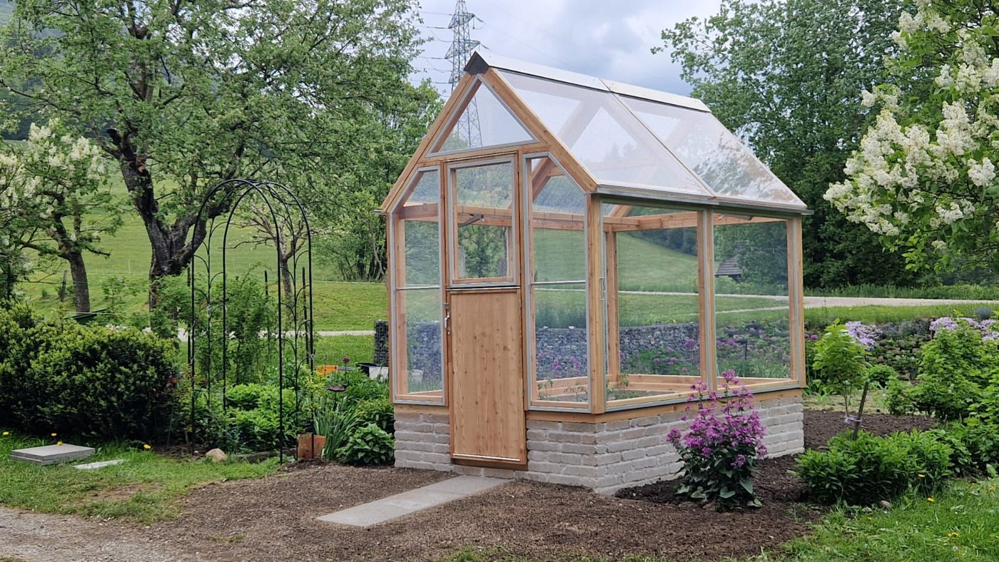 Lucama-Gewächshaus im Garten einer Kundin oder eines Kunden