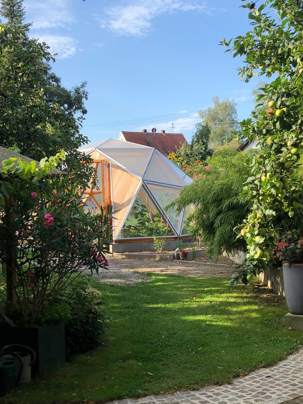 Lucama-Gewächshaus im Garten einer Kundin oder eines Kunden