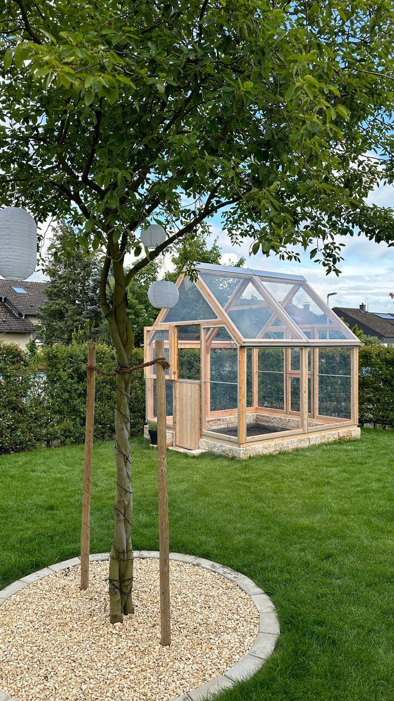 Lucama-Gewächshaus im Garten einer Kundin oder eines Kunden