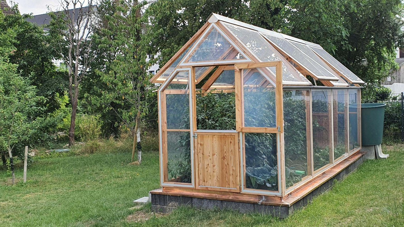 Lucama-Gewächshaus im Garten einer Kundin oder eines Kunden