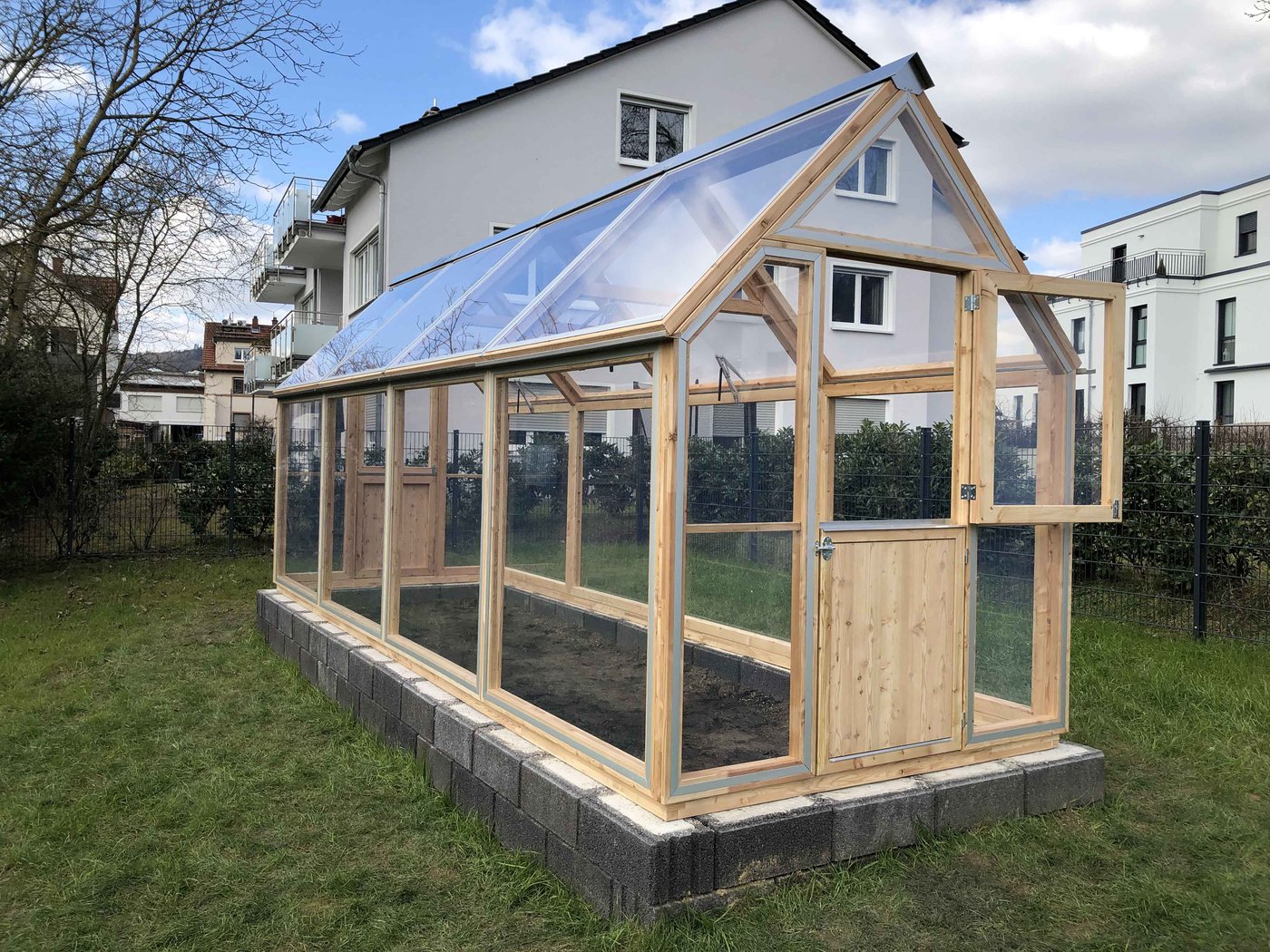Lucama-Gewächshaus im Garten einer Kundin oder eines Kunden