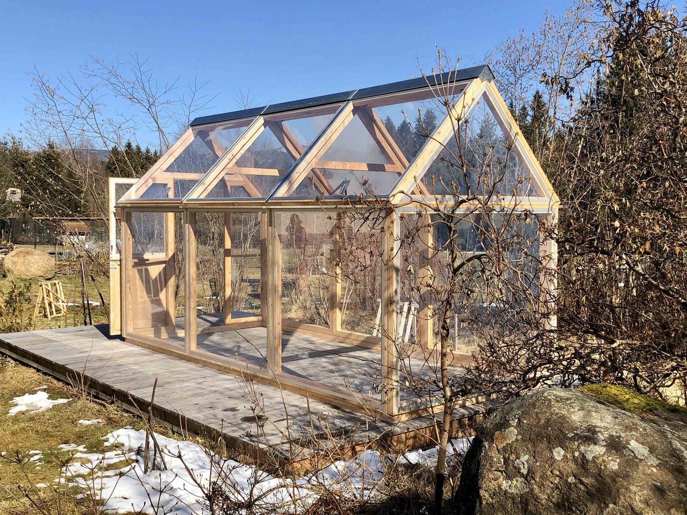 Lucama-Gewächshaus im Garten einer Kundin oder eines Kunden