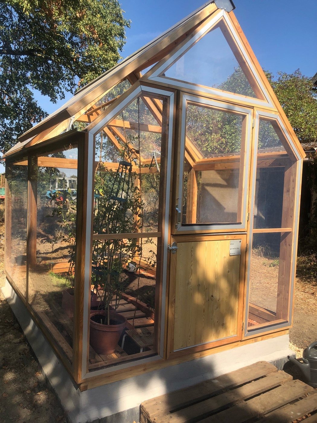 Lucama-Gewächshaus im Garten einer Kundin oder eines Kunden