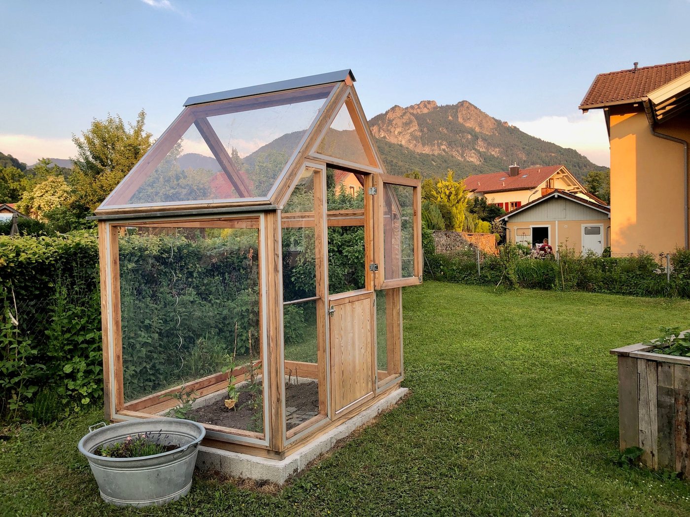 Lucama-Gewächshaus im Garten einer Kundin oder eines Kunden